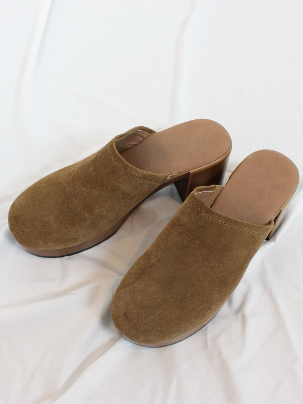 CROWN VINTAGE Cami Tan Clog Sandal
Women // size 8M